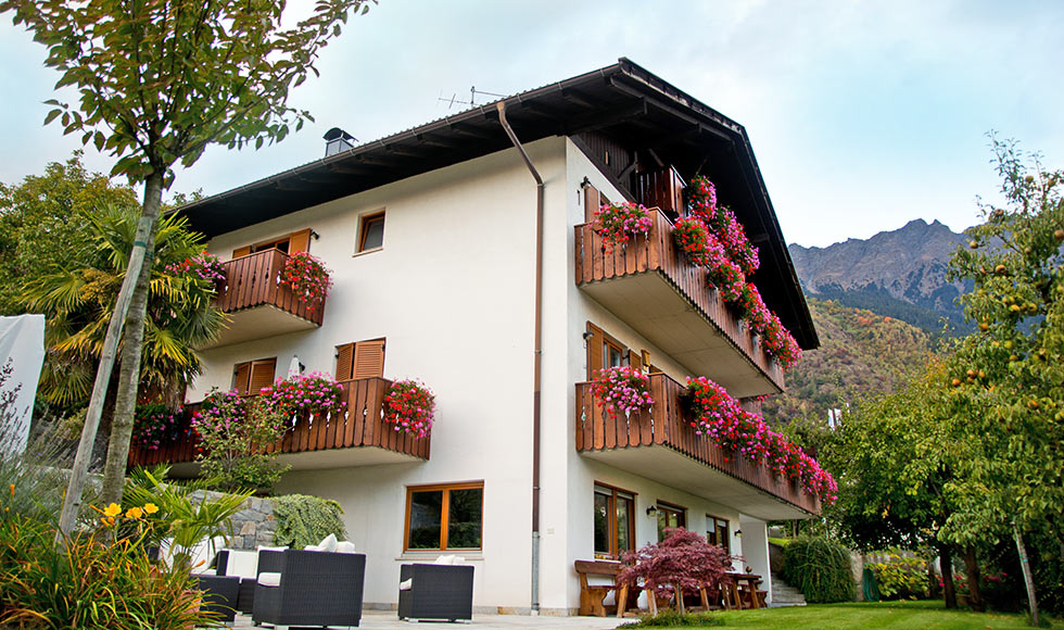 Garni Meranblick Garten mit Sonnenterrasse und Liegewiese